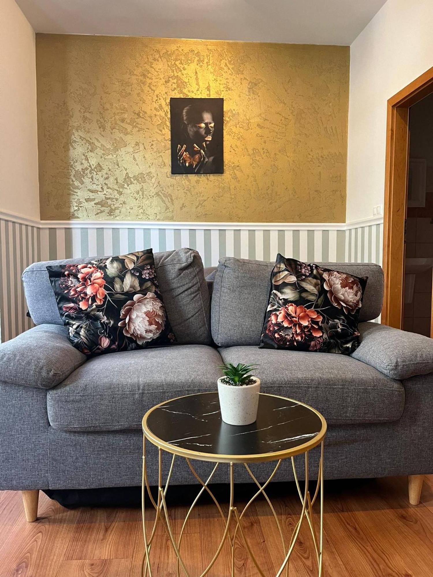 De Luxe 4 May Plaza Братислава Екстер'єр фото