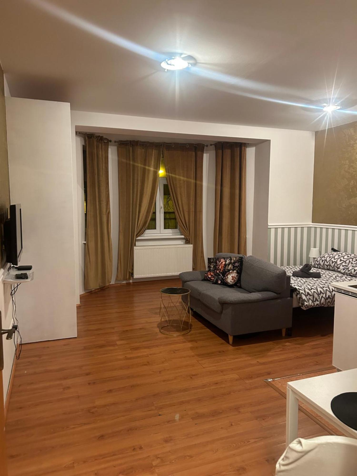 De Luxe 4 May Plaza Братислава Екстер'єр фото